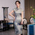 Traditionelles Cheongsam-Knielanges chinesisches Blumenkleid mit Flügelärmeln