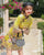 Mini robe chinoise moderne en daim à fleurs et manches trompette