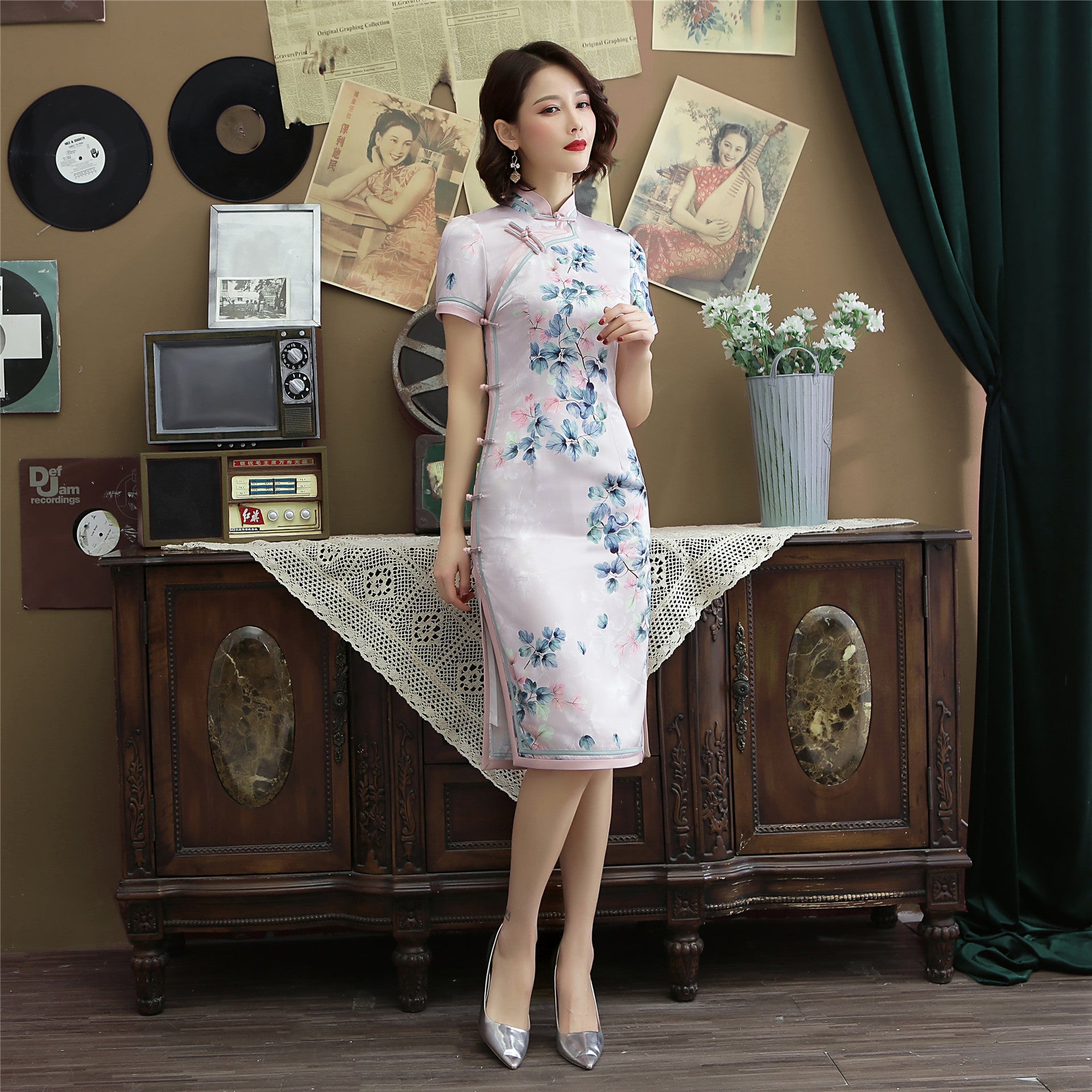 Short Sleeve Modern Cheongsam Floral Silk Chinese Dress – IDREAMMART Short Sleeve Modern Cheongsam Floral Silk Chinese Dress – IDREAMMART