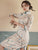 Robe de jour traditionnelle en daim à fleurs Cheongsam au genou avec bord en dentelle