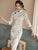 Robe de jour traditionnelle en daim à fleurs Cheongsam au genou avec bord en dentelle