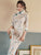 Robe de jour traditionnelle en daim à fleurs Cheongsam au genou avec bord en dentelle