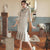 Robe chinoise Cheongsam moderne à motif de feuilles avec jupe plissée
