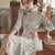 Robe chinoise Cheongsam moderne à motif de feuilles avec jupe plissée