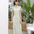Chinesisches Kleid in voller Länge mit Illusionsausschnitt und Blumenspitze aus Cheongsam