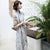 Mezza manica in pizzo floreale con applicazioni di lunghezza del tè vestito cinese Ao Dai