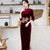 Vestido de madre cheongsam de terciopelo de longitud completa con bordado auspicioso de media manga
