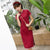 Traditionelles chinesisches Cheongsam-Kleid mit charakteristischem Stehkragen aus Baumwolle, knielang