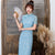 Kurzes Cheongsam Qipao Kleid mit Illusionsärmeln und floraler Spitze