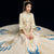Traditioneller chinesischer Hochzeitsanzug mit Blumenstickerei und Mandarinenärmeln