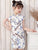 Wintersweet Muster Mandarin Kragen Flügelärmeln Cheongsam chinesisches Minikleid für Mädchen