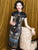 Flügelärmeln knielanges chinesisches Seidenkleid mit Blumenmuster Traditionelles Cheongsam