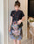 Modernes Cheongsam-Kleid in Übergröße mit Drachendruck Mandarin-Kragen