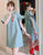 Mini-robe Cheongsam moderne à manches trompette de grande taille avec pompon