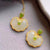 Collar dorado con colgante de jade blanco con forma de candado Ruyi