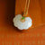 Collar dorado con colgante de jade con forma de candado Ruyi