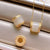 Collana dorata con ciondolo in giada bianca a forma di ruota