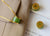 Collana dorata con ciondolo in giada verde a forma di ruota
