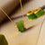 Radförmige Halskette mit grünem Jade-Anhänger und Vergoldung