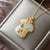 Collar dorado con colgante de jade blanco con forma de cheongsam