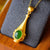Collar dorado con colgante de jade verde en forma de botella
