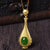 Collar dorado con colgante de jade verde en forma de botella