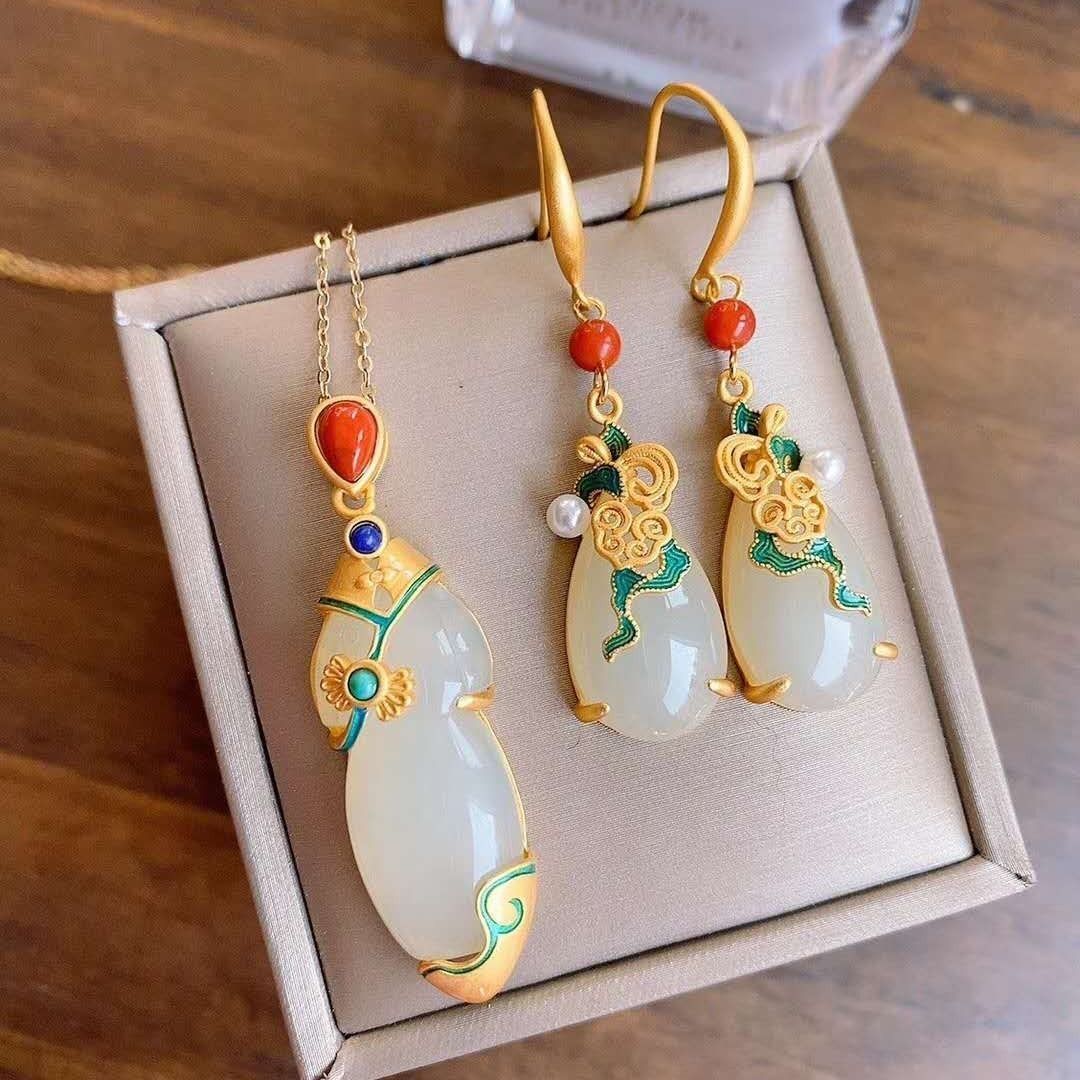 Pendientes dorados estilo chino de jade blanco con forma de gota de agua