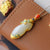 Collana dorata con ciondolo in giada a forma di Cheongsam