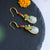 Orecchini dorati in stile cinese a forma di goccia d'acqua in giada bianca