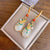 Vergoldete Ohrringe in Wassertropfenform aus weißer Jade im chinesischen Stil