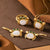 Orecchini dorati in stile cinese di giada bianca a forma di granchio