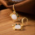 Orecchini dorati in stile cinese di giada bianca a forma di granchio