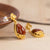 Vergoldete Ohrringe mit Lotus und rotem Achat im chinesischen Stil