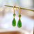 Vergoldete Ohrringe in Wassertropfenform aus grüner Jade im chinesischen Stil
