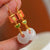 Orecchini dorati a forma di lucchetto e giada bianca in stile cinese