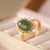 Anillo de plata dorada de estilo chino con gema de jade verde