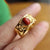 Anillo de plata dorada de estilo chino con gema de coral rojo