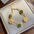 Bracelet de style chinois avec pendentif en jade vert et personnage de Fu Dorée