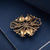 Broche cloisonné dorado con forma de loto con tema del museo del palacio