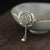 Broche de plata esterlina con diseño de loto de jade verde