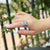 Anello con aperture in argento sterling progettato da Pi Xiu