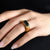 Anello per coppie con anelli in argento dorato con agata nera