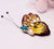 Stickerei in Schmetterlingsform mit Pailletten Vergoldungsbrosche