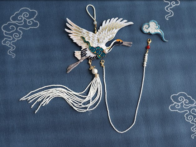 Crane Shape Embroidery with Tassel Gilding Brooch