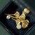 Broche dorado con diseño de hojas y perlas de ginkgo