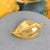 Broche dorado con diseño de hoja de plata y perlas