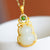 Collier en dorure avec pendentif en jade blanc en forme de gourde