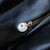 Collier en forme de bouton avec pendentif en jade blanc et dorure