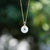 Vergoldete Halskette mit weißem Jade-Anhänger in Knopfform