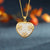 Collana dorata con ciondolo in giada a forma di cuore intagliato a farfalla